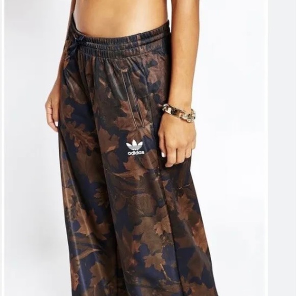 Adidas BNWT wide leg slouchy all over leaf camo pantaloon pants size 12 RARE - Picture 3 of 10
